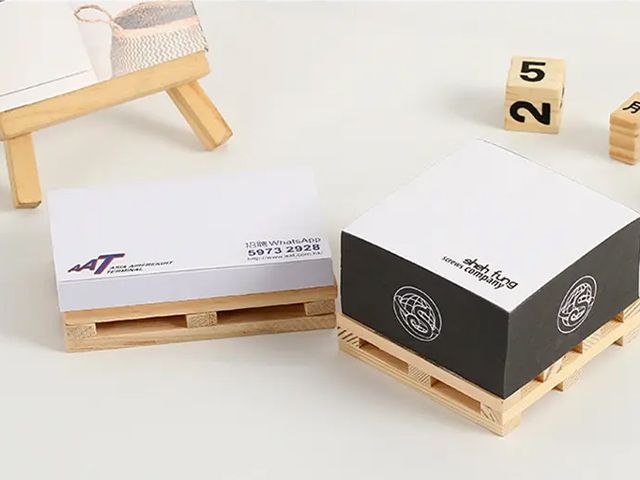 Sticky Note Printed on 4 Sides With Wood Pallet