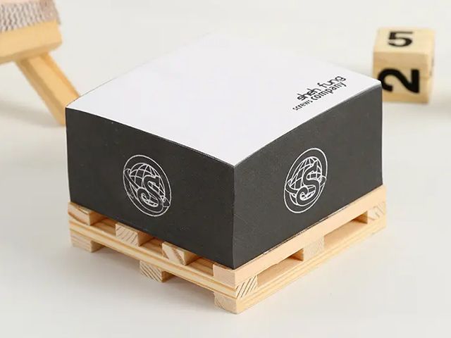 Sticky Note Printed on 4 Sides With Wood Pallet